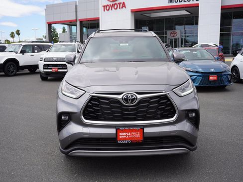 New 2026 Toyota Highlander Platinum AWD/4WD image 6