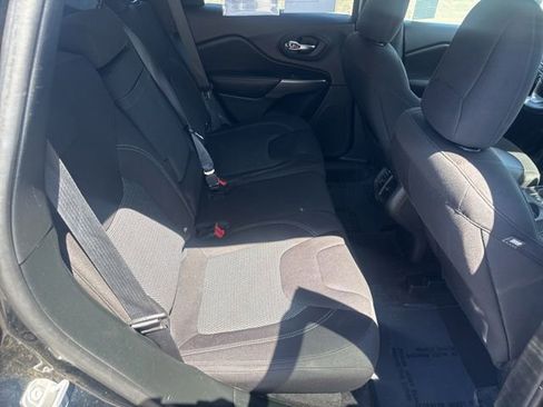 Used 2019 Jeep Cherokee Latitude w/ Popular Appearance Group FWD image 16