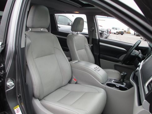 Used 2019 Toyota Highlander XLE image 18
