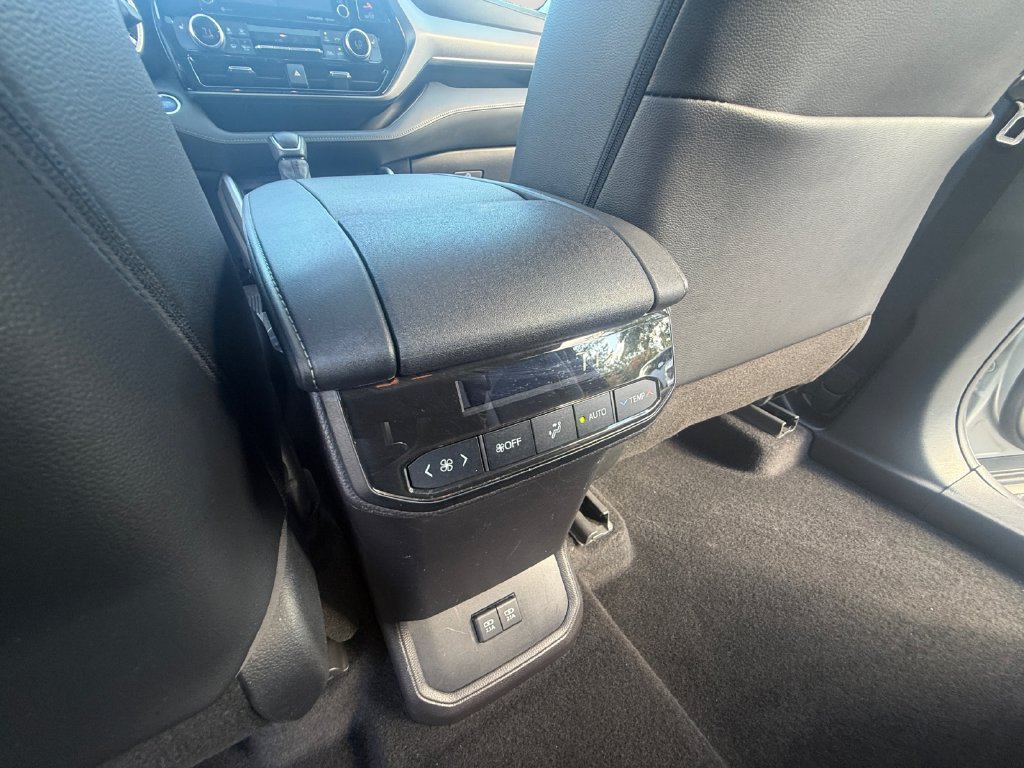 Used 2021 Toyota Highlander XLE AWD/4WD image 28