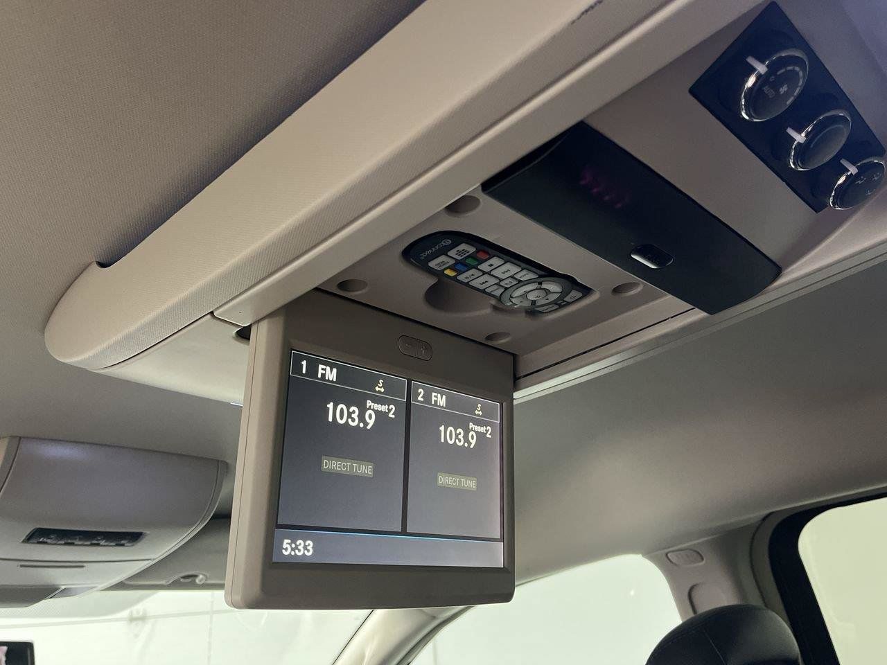 Used 2015 Chrysler Town & Country Touring-L w/ Driver Convenience Group FWD image 6