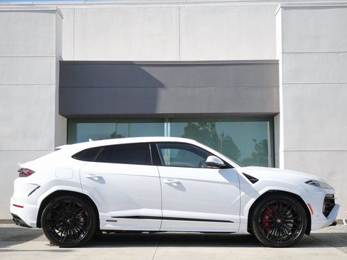 Used 2025 Lamborghini Urus SE image 2