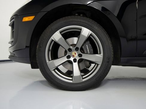 Certified 2025 Porsche Macan image 14