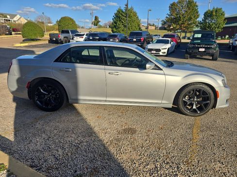 Used 2022 Chrysler 300 Touring L w/ Comfort Group image 4