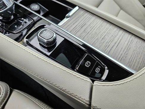 Certified 2024 Volvo XC90 T8 Ultimate w/ Protection Package Premier image 26