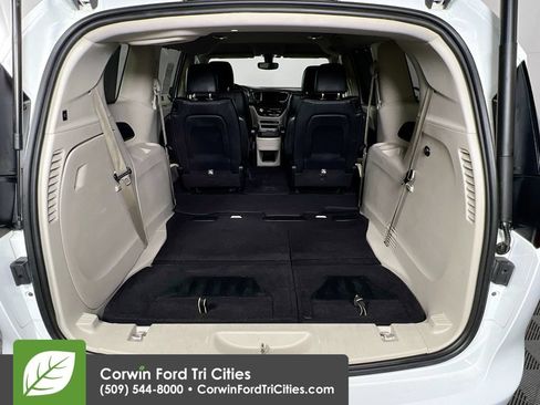 Used 2020 Chrysler Pacifica Touring-L FWD image 14