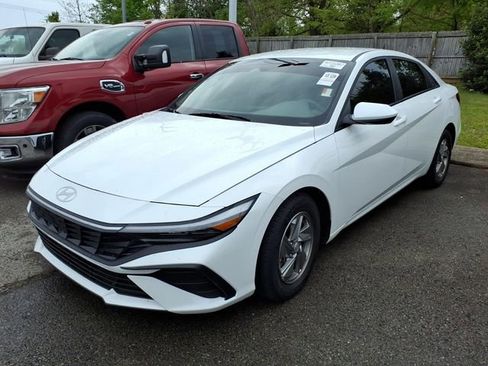 Used 2025 Hyundai Elantra SE image 3