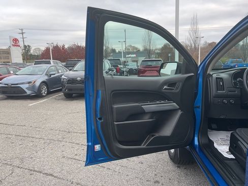 Used 2022 Chevrolet Colorado LT w/ LT Convenience Package image 12