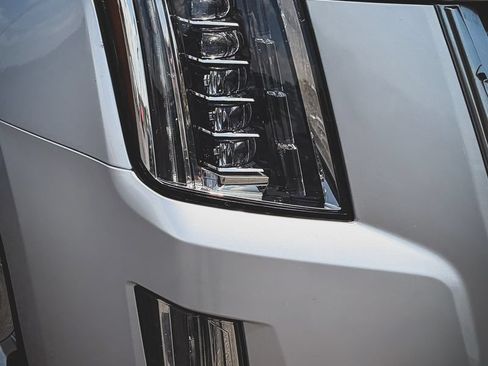 Used 2015 Cadillac Escalade Luxury RWD image 3
