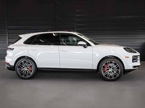 Certified 2024 Porsche Cayenne image 13