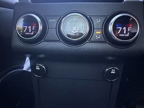 Used 2017 Land Rover Discovery HSE image 11