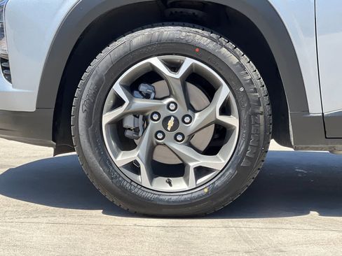 Used 2025 Chevrolet Trax LT FWD image 27