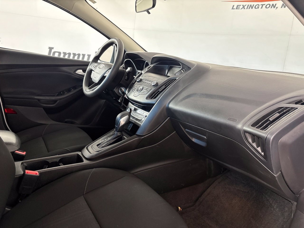 Used 2018 Ford Focus SE w/ SE Appearance Package FWD image 30
