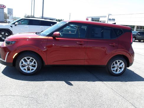 Used 2023 Kia Soul LX w/ LX Technology Package FWD image 4