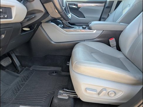 Used 2021 Toyota Highlander Limited image 12