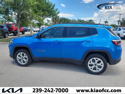 Used 2025 Jeep Compass Latitude AWD/4WD image 5