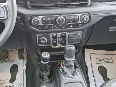 Used 2025 Jeep Gladiator Sport image 18