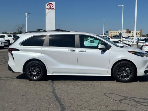 Used 2025 Toyota Sienna XLE FWD image 3