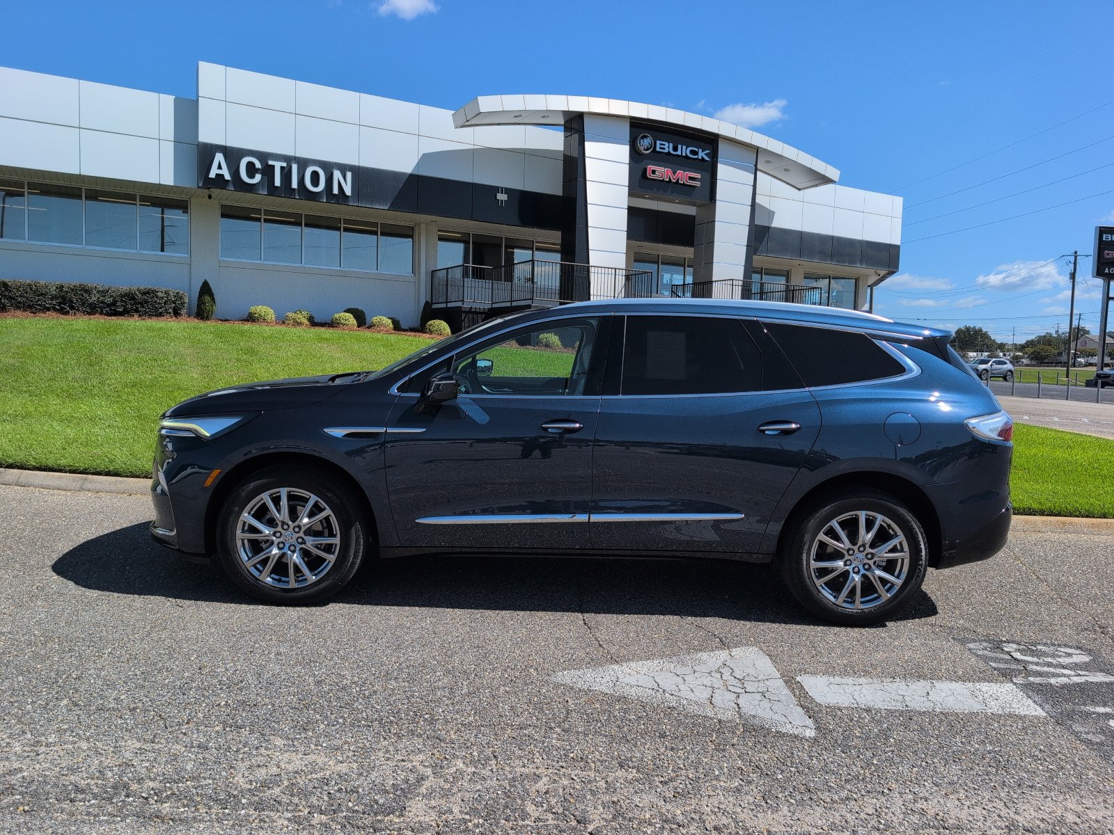 Used 2023 Buick Enclave Essence w/ Experience Buick Package FWD image 2