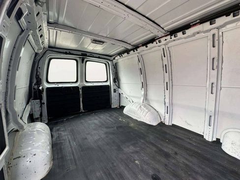 Used 2014 Chevrolet Express 2500 RWD image 19