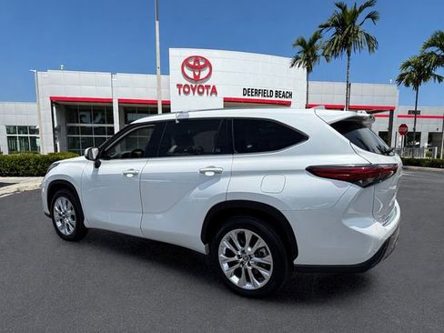 Used 2023 Toyota Highlander Limited FWD image 5