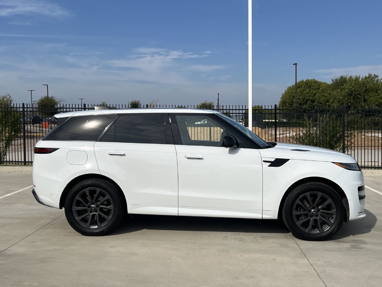 Used 2024 Land Rover Range Rover Sport Dynamic SE AWD/4WD image 3