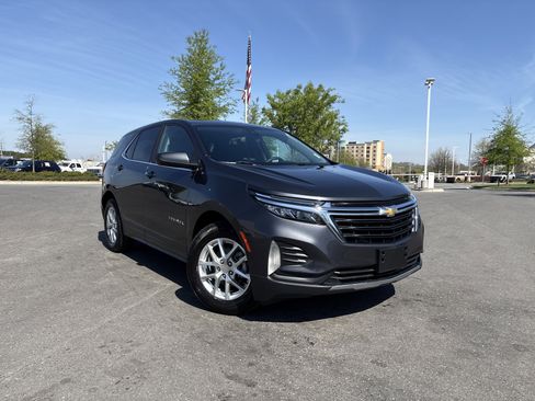 Used 2023 Chevrolet Equinox LT image 2