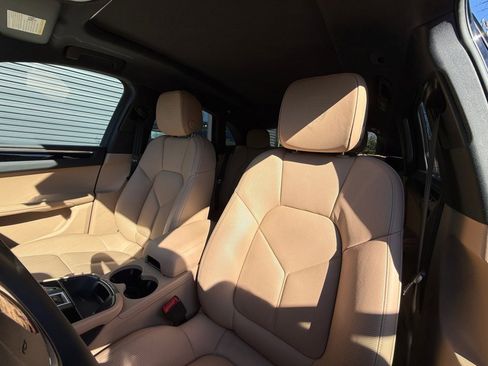 Certified 2025 Porsche Macan image 12