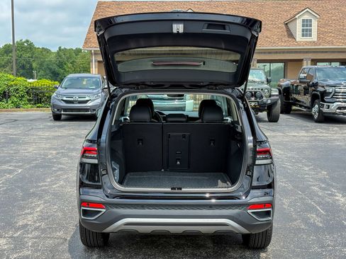 Used 2025 Volkswagen Taos SE w/ Panoramic Sunroof Package AWD/4WD image 37