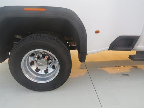 Used 2024 GMC Sierra 3500 Denali w/ Denali Reserve Package AWD/4WD image 12