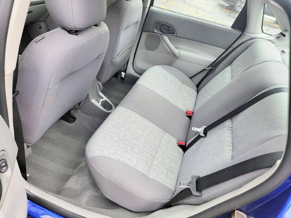 Used 2005 Ford Focus ZX4 Sedan FWD image 10