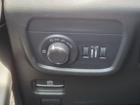 Used 2025 Jeep Grand Cherokee Altitude AWD/4WD image 11