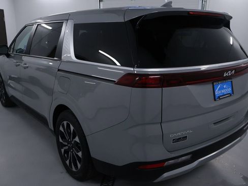 Used 2024 Kia Carnival EX image 5
