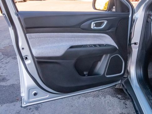 Used 2025 Jeep Compass Latitude image 31