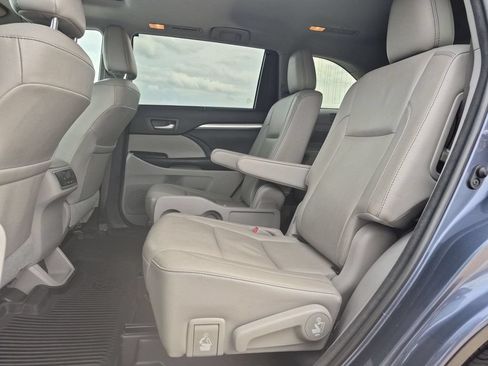 Used 2018 Toyota Highlander XLE AWD/4WD image 10