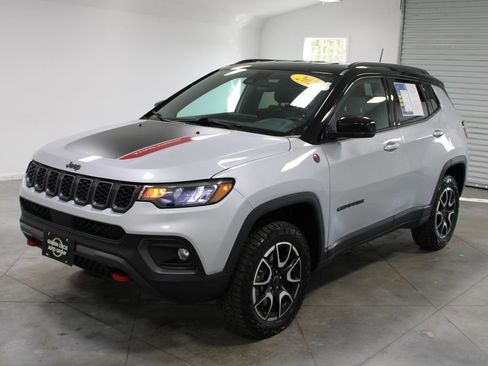 Used 2025 Jeep Compass Trailhawk AWD/4WD image 4