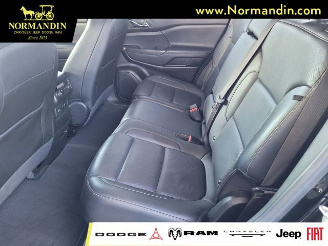 Used 2023 GMC Acadia SLT FWD image 17