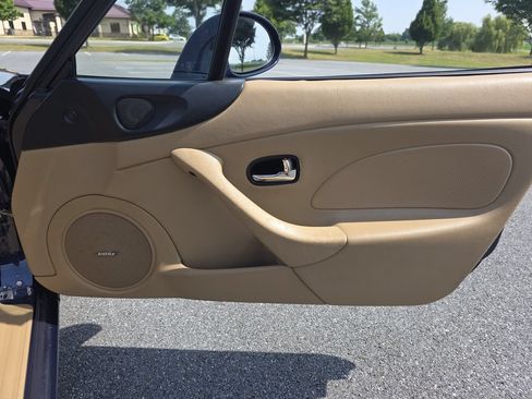 Used 2001 MAZDA MX-5 Miata RWD image 15