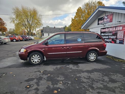 Used 2007 Chrysler Town & Country Touring image 4