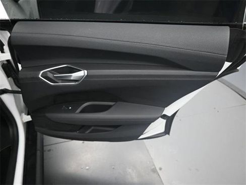 Used 2022 Audi e-tron GT Premium Plus image 34