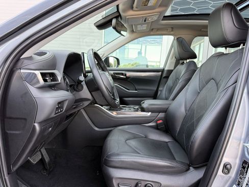 Used 2022 Toyota Highlander Platinum image 19