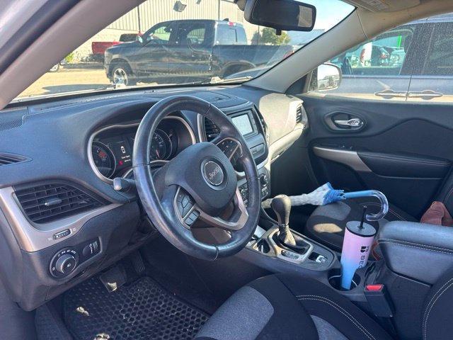 Used 2018 Jeep Cherokee Latitude w/ Cold Weather Group FWD image 6