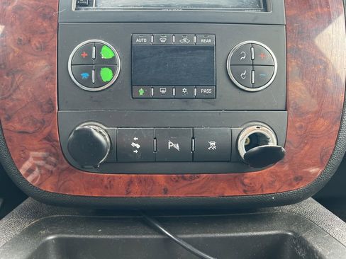 Used 2011 Chevrolet Suburban LT image 21