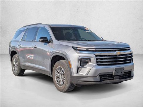 Used 2024 Chevrolet Traverse LT AWD/4WD image 3