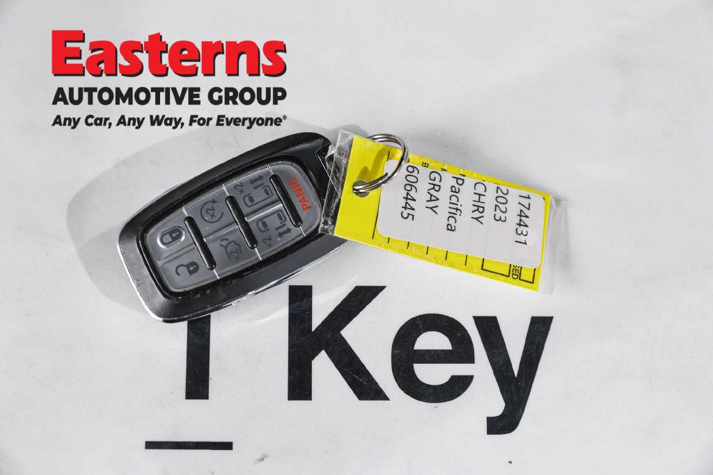 Used 2023 Chrysler Pacifica Touring-L FWD image 28