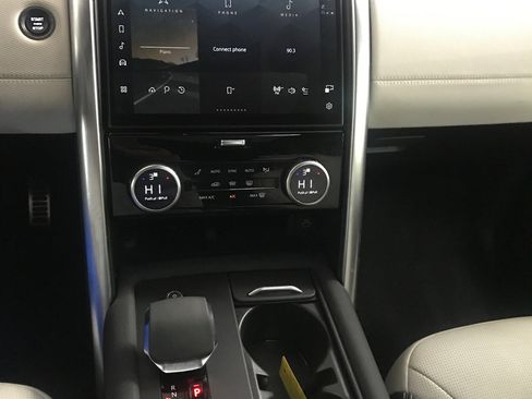 Used 2023 Land Rover Discovery S R-Dynamic image 17