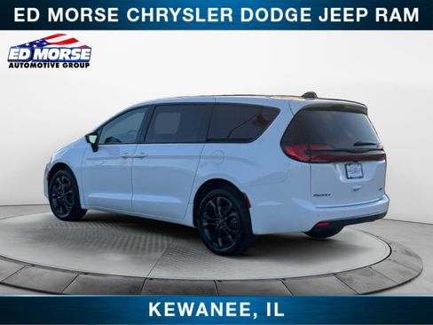 New 2026 Chrysler Pacifica Select image 3