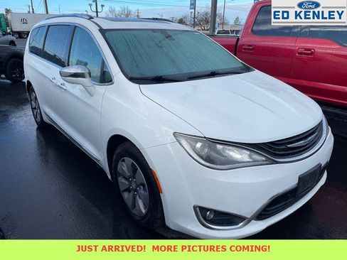 Used 2019 Chrysler Pacifica Limited image 1