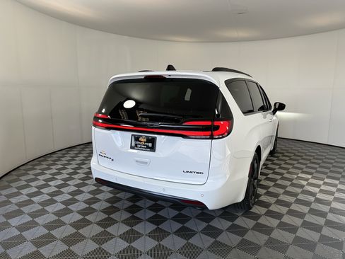 Used 2025 Chrysler Pacifica Limited image 11