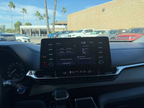 Used 2024 Toyota Sienna XLE FWD image 16